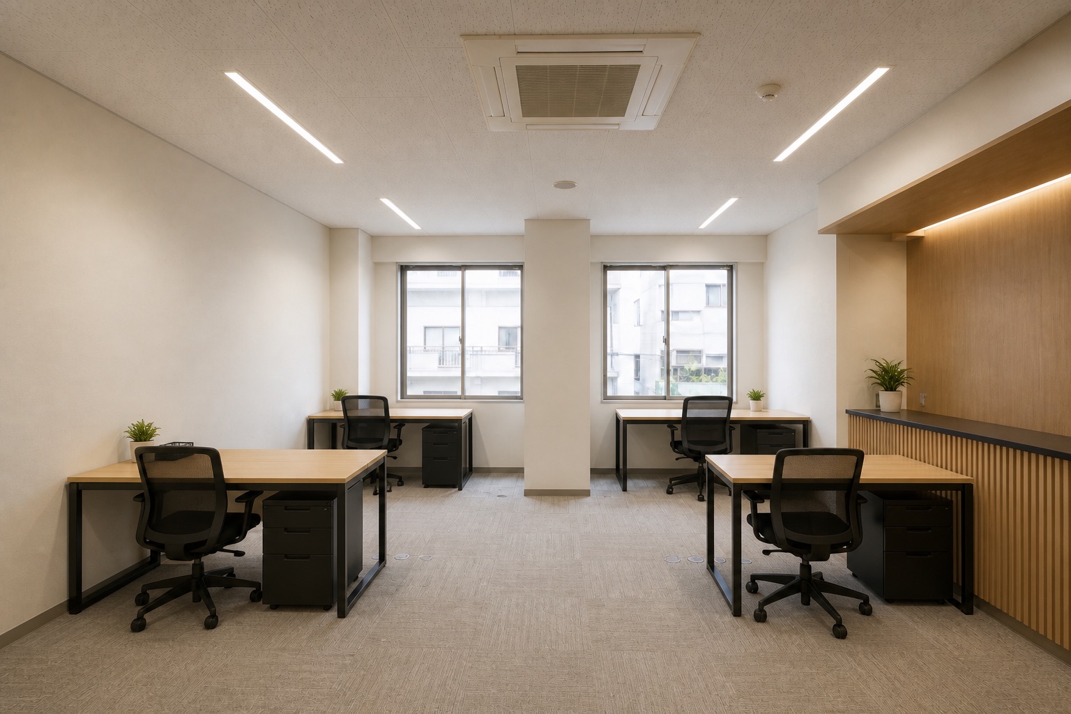 改修後を想定した、同じ柱と窓を保ち受付と執務席を整えた同一画角のオフィス完成イメージ