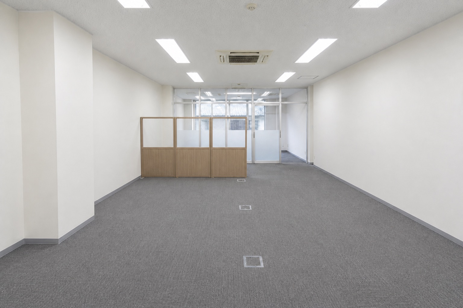 原状回復後を想定した、壁と床と照明を整え可動間仕切りを置いた同一画角の完成イメージ